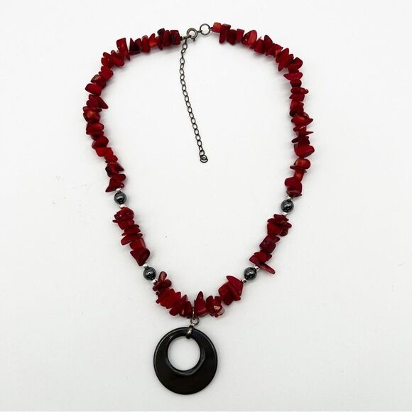 Red Stone Chip Gunmetal Gray Circle Pendant Fashion Necklace 15.5” - Picture 5 of 7